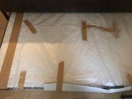 状態の良いダブルベッドとマットレス.サイズは2.11x1.45x0.45m.