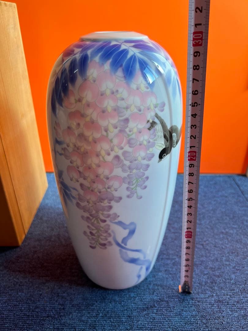 1030 深川製磁 官窯染付 下り藤に燕図 花瓶　未使用