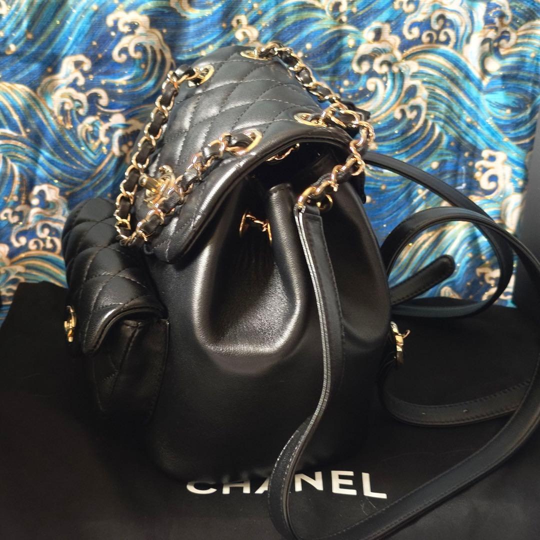 キルティングデザインのブラックレザーバックパック、ゴールドチェーン付き