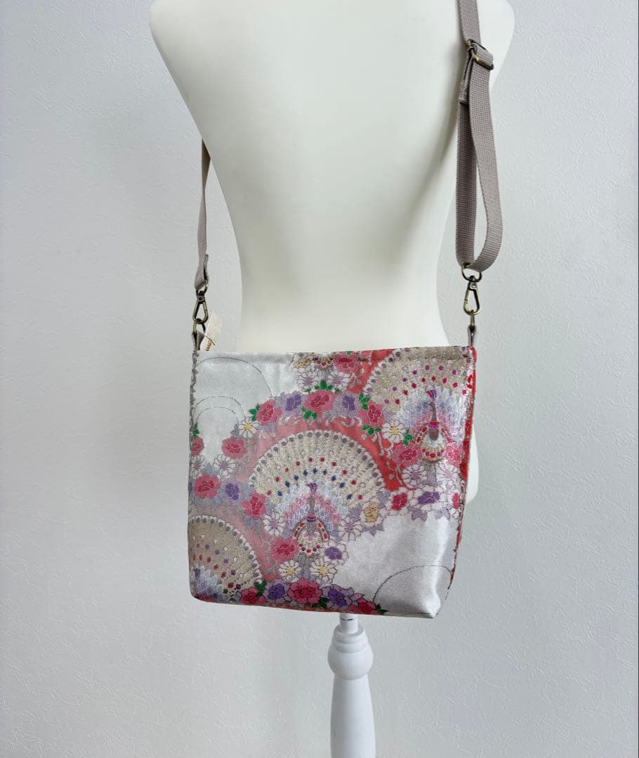 帯リメイククロスボディバッグ｜ジッパー付き｜銀×ピンクの孔雀柄