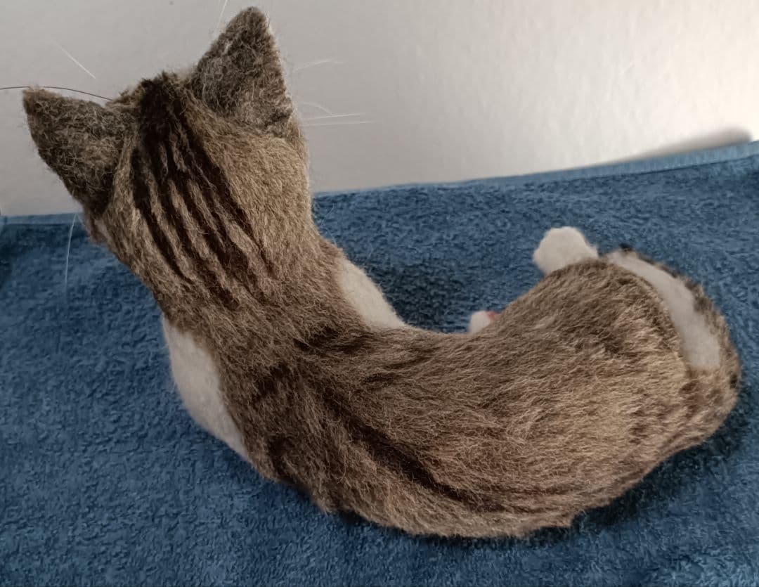 羊毛フェルト猫 リアル羊毛フェルト 猫 キジ白猫 アートドール 置物