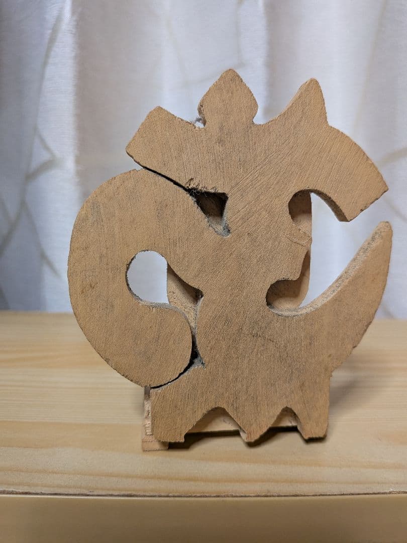 ホワイト・ヴェル・エルックで彫られたガネーシヤの神像