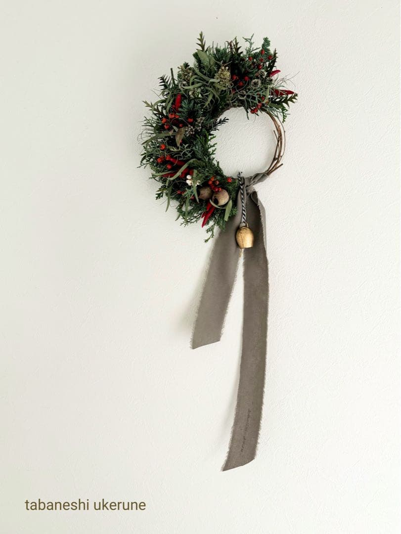 野バラの実やベルギーナッツを紡いだ　ベル付き　三日月　クリスマス　リース