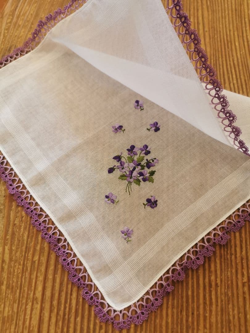 アンティーク タティングレース 菫刺繍のローンハンカチ ラベンダーヴァイオレット