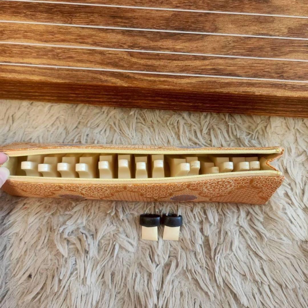 高級琴　綾杉彫り　くり甲　13弦 口前金装飾　竜舌金蒔絵