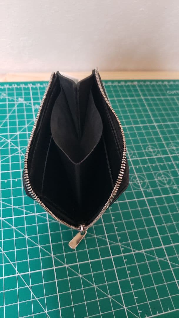 黒のレザー財布 シルバーのジッパー付き