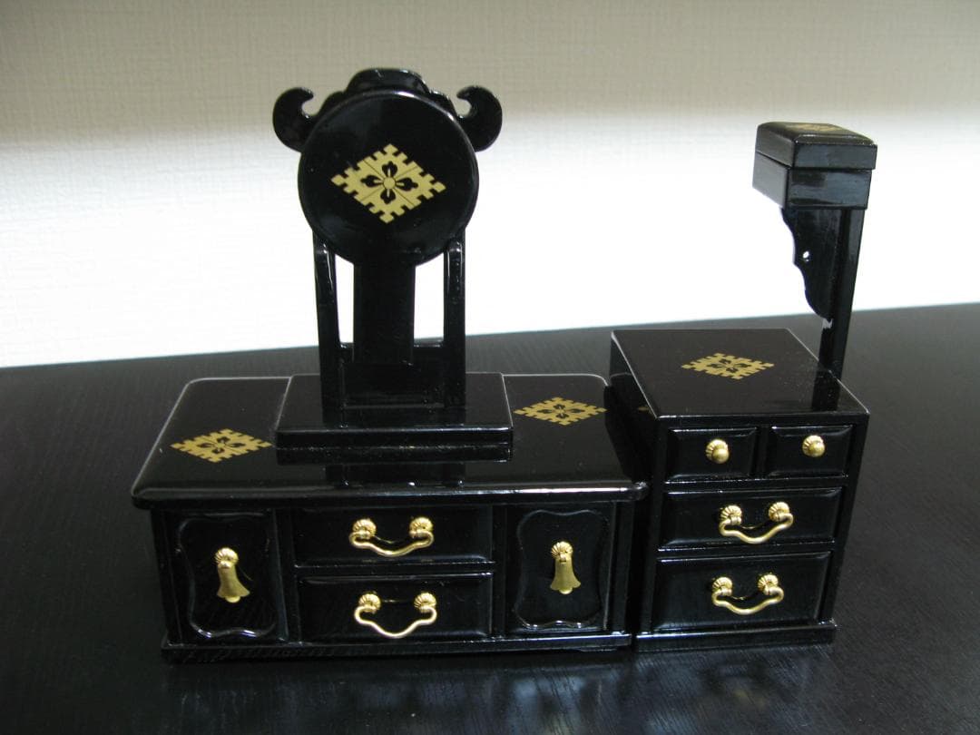 雛人形 名古屋式ひな道具　雛道具 四菱家紋入水注 旧家蔵出品 輪島塗　箪笥　鏡台