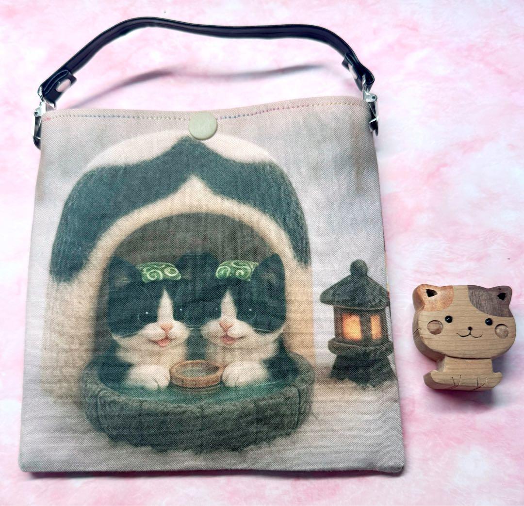 ハンドメイド　猫柄　サイドポケットポーチ　ハチ