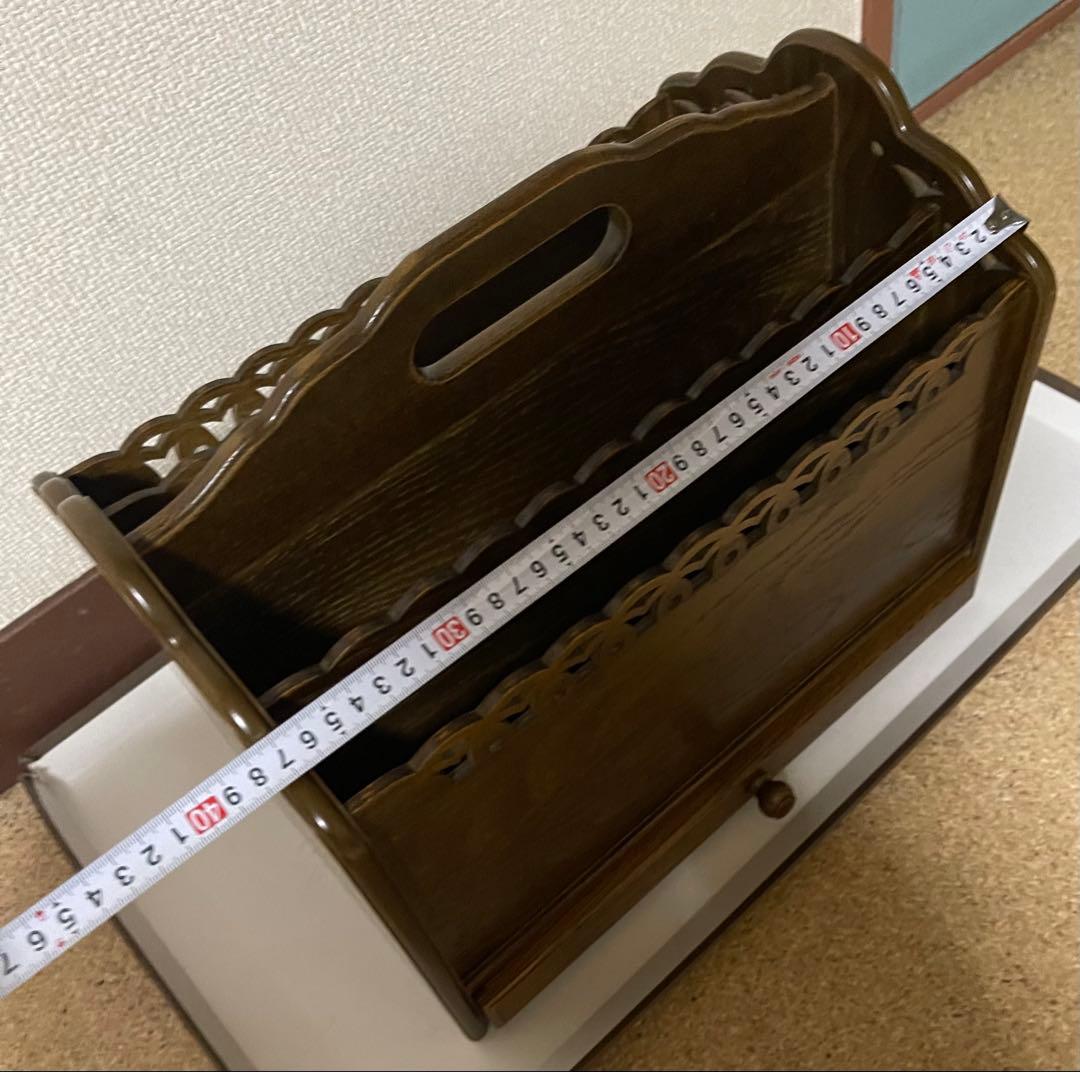 パリの雑貨屋シリーズのアンティーク調の木製マガジンラック