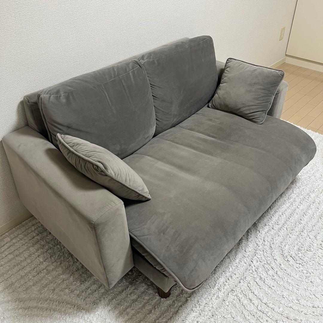 『交渉受け付けます』ベルベット調の2人掛けソファ LOWYA