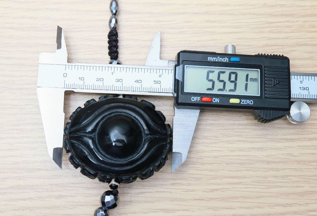 黒色の大粒羊眼板天珠ネックレス