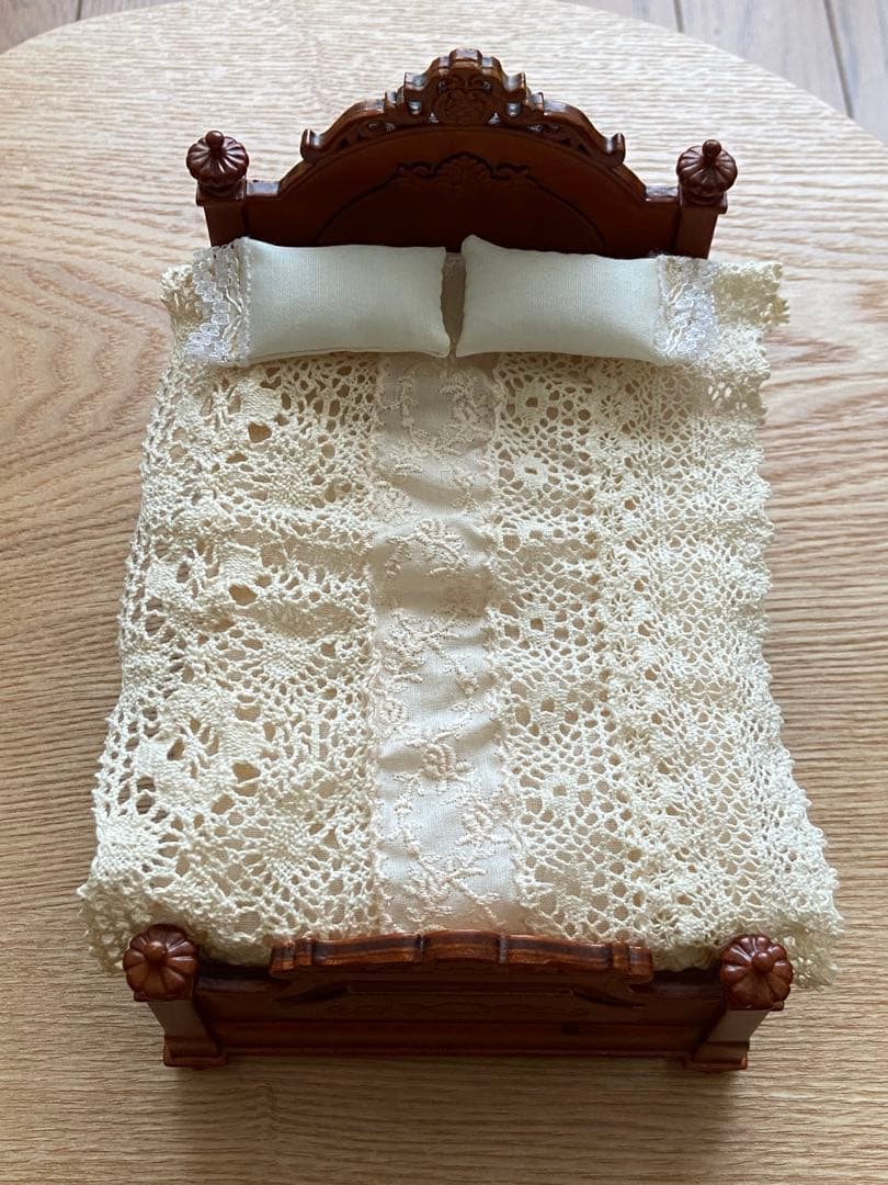 ミニチュア　豪華なベッド　木製