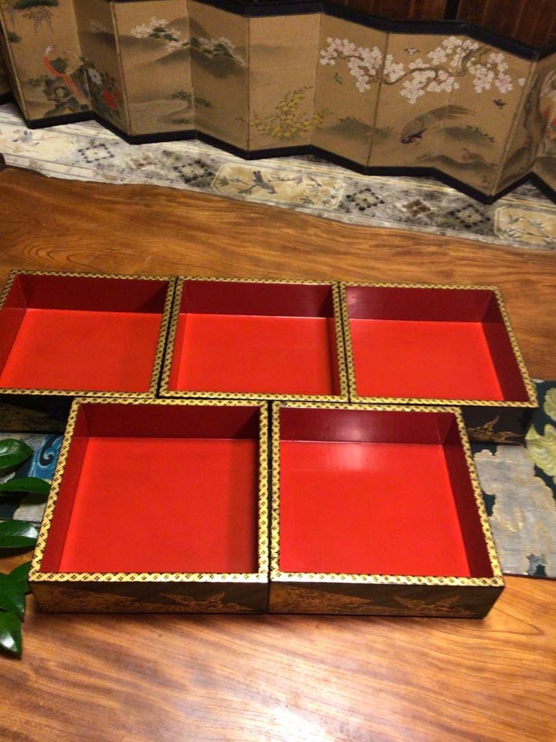 【特別出品】木製輪島塗　沈金　菊に桐紋様　片身代わり台付　５段重