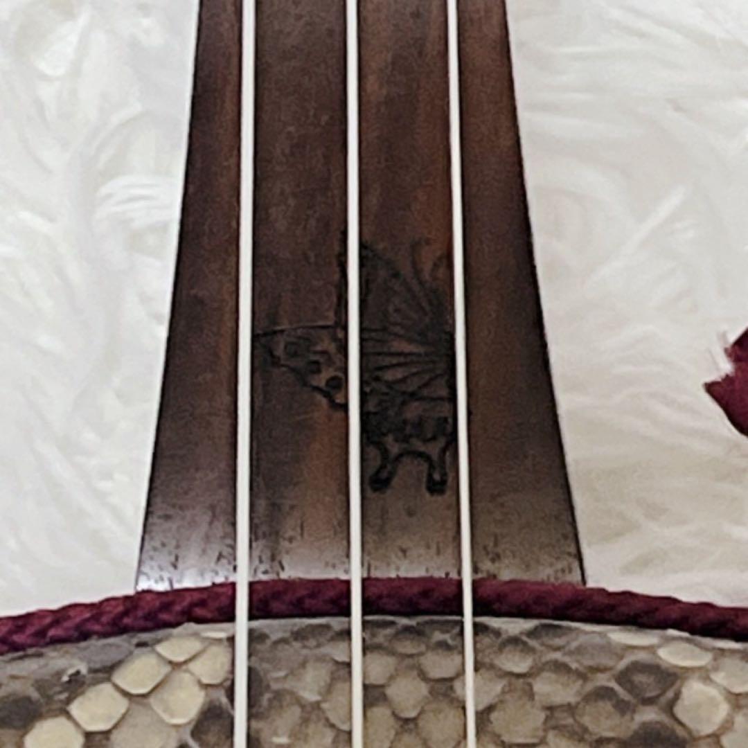 【極美品】沖縄三線 本皮 二重張り 強化張り ソフトケース、爪、弦セット 蝶刻印
