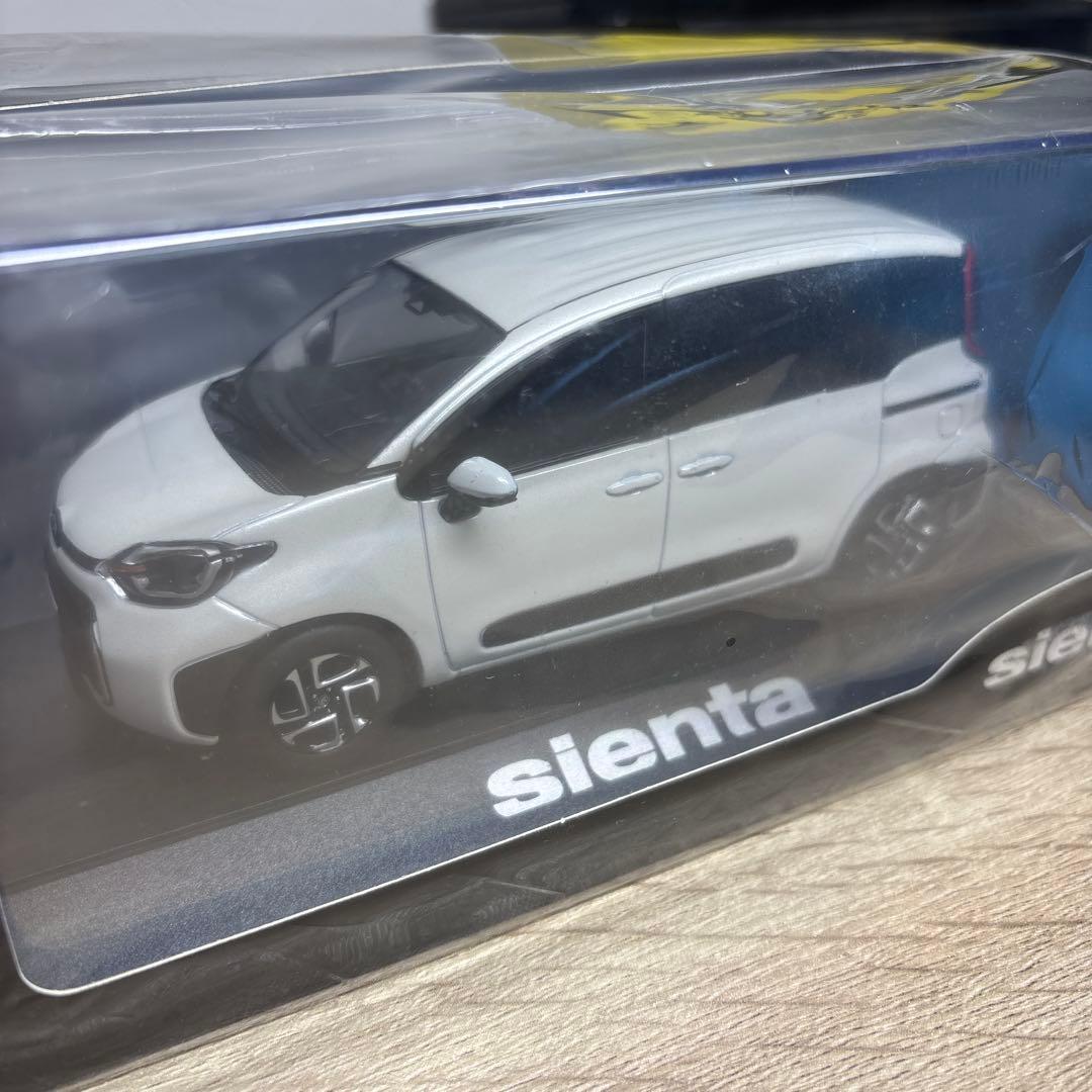 【新品未開封】トヨタ シエンタ ホワイトパール 1/30カラーサンプルミニカー