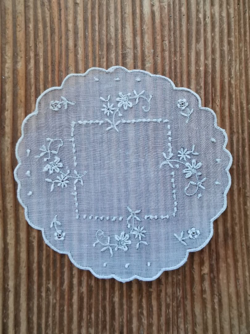 アンティーク シアーなピーニャクロス 小花の手刺繍 フラワーリムプチドイリーα