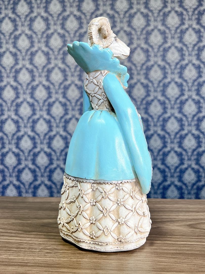 ドレスを着たヤギのオブジェ　置物　インテリア　樹脂　山羊